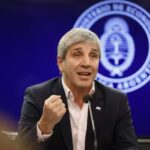 Luis Caputo desafió a los intendentes que lo criticaron por prohibir el cobro de tasas municipales en los servicios públicos